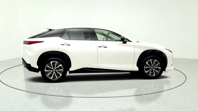 2024 Lexus RZ RZ 450e Premium AWD w/18'' Wheels & Technology Pkg - 23057351 - 3