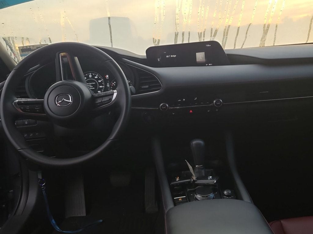 2024 Mazda Mazda3 2.5 s Carbon Hatchback photo 4