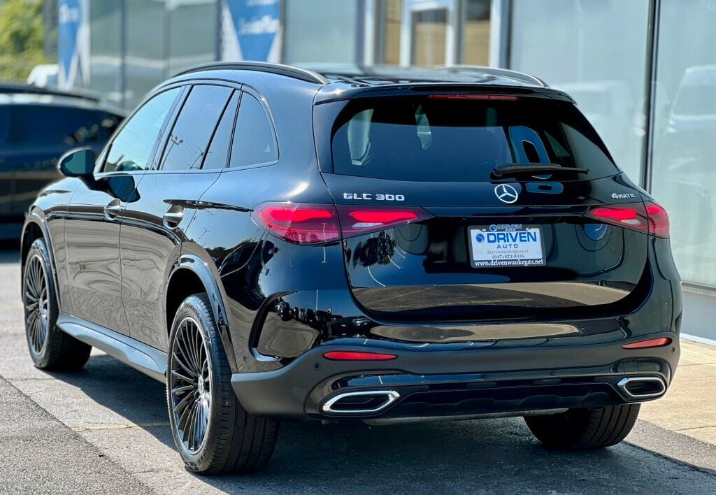 2024 Mercedes Benz GLC 300 4MATIC photo 2