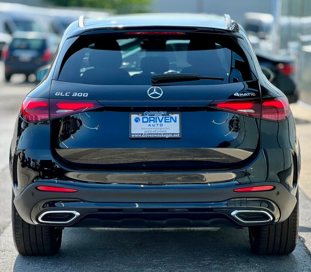 2024 Mercedes Benz GLC 300 4MATIC photo 3