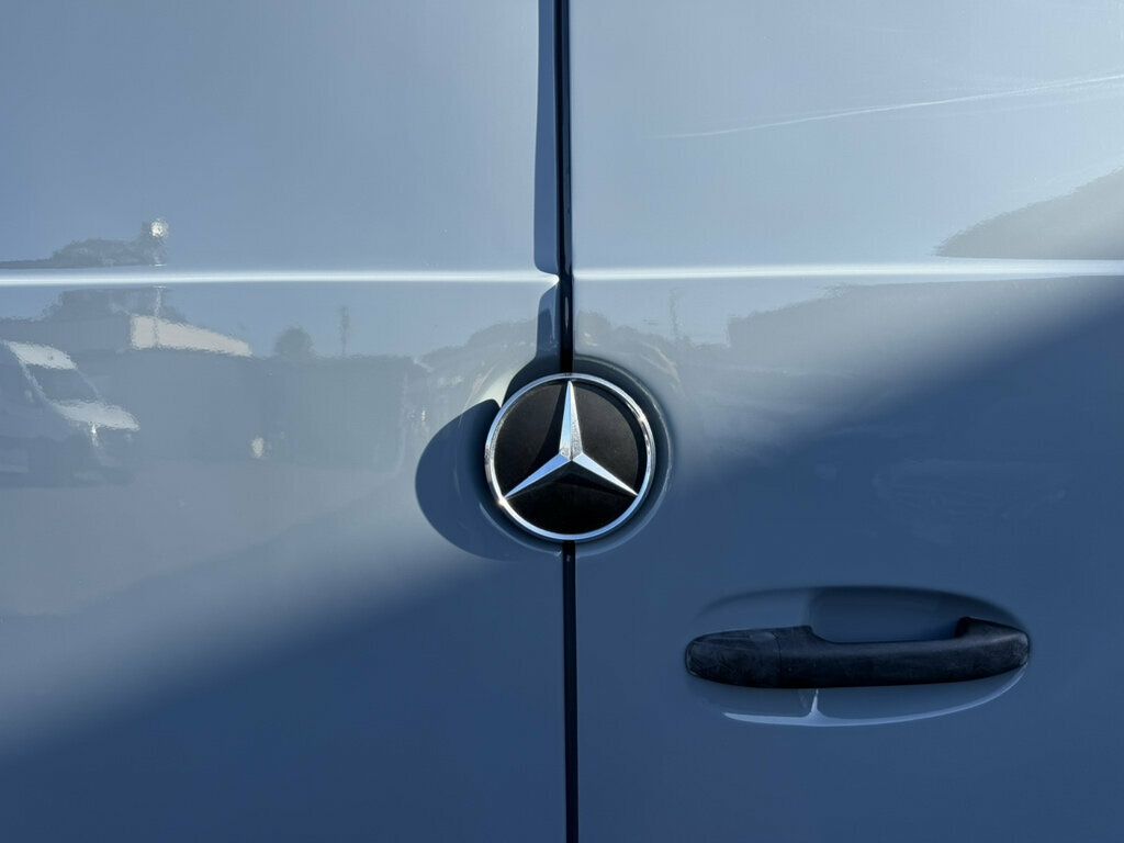 Mercedes-Benz Sprinter photo 21
