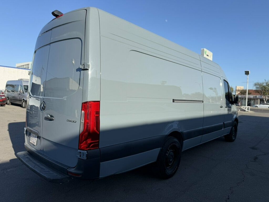 Mercedes-Benz Sprinter photo 4