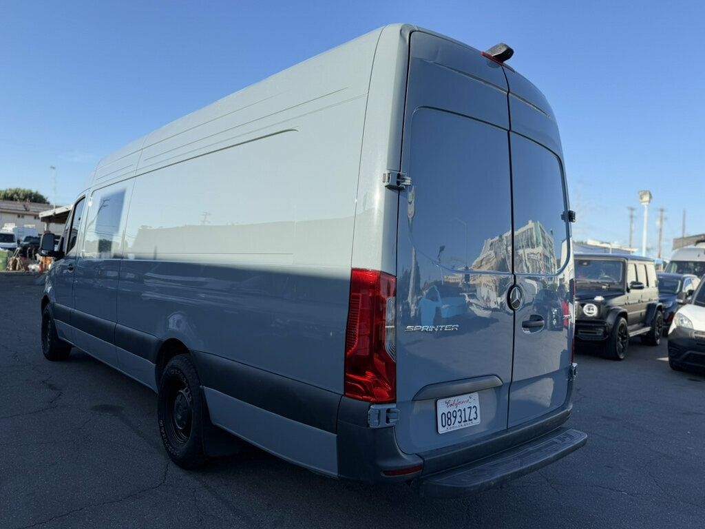 Mercedes-Benz Sprinter photo 6