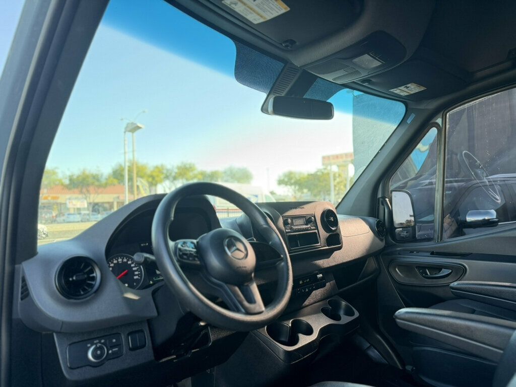 Mercedes-Benz Sprinter photo 8