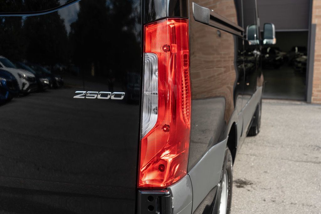 Mercedes-Benz Sprinter photo 36