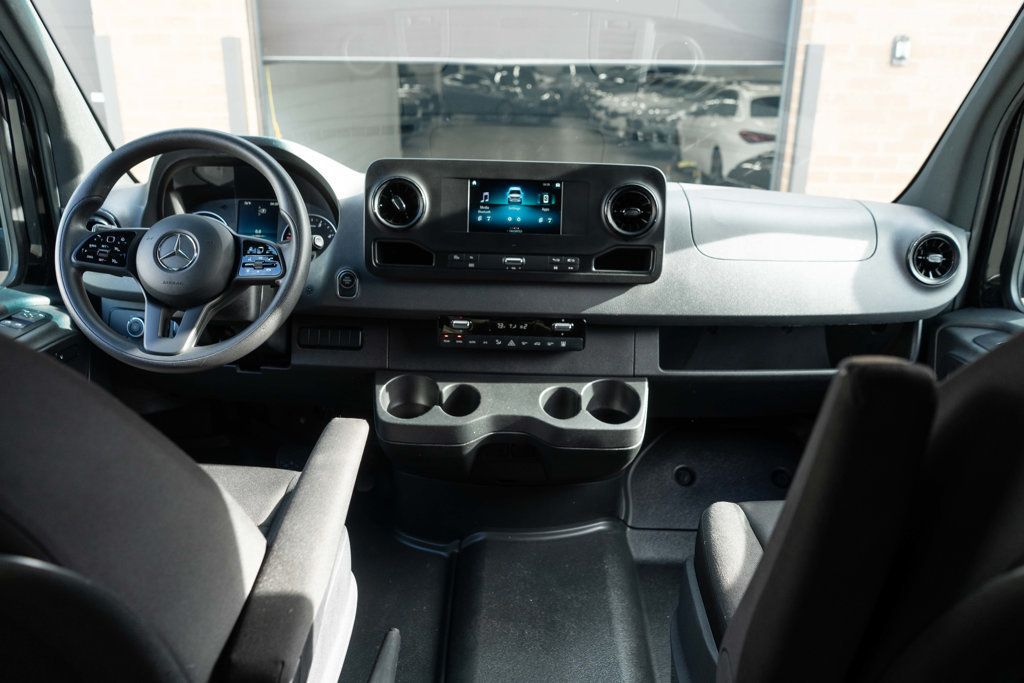 Mercedes-Benz Sprinter photo 8