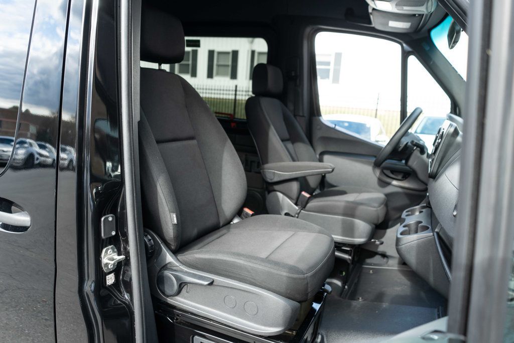 Mercedes-Benz Sprinter photo 9