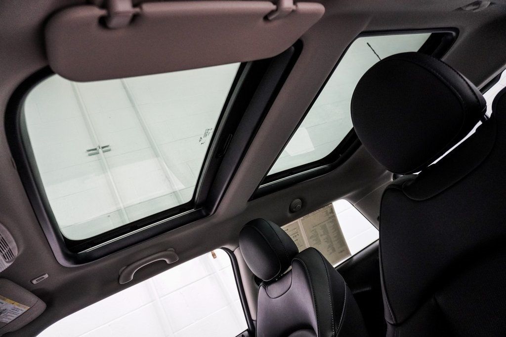 2024 Mini Cooper SE Hardtop 2 Door photo 17