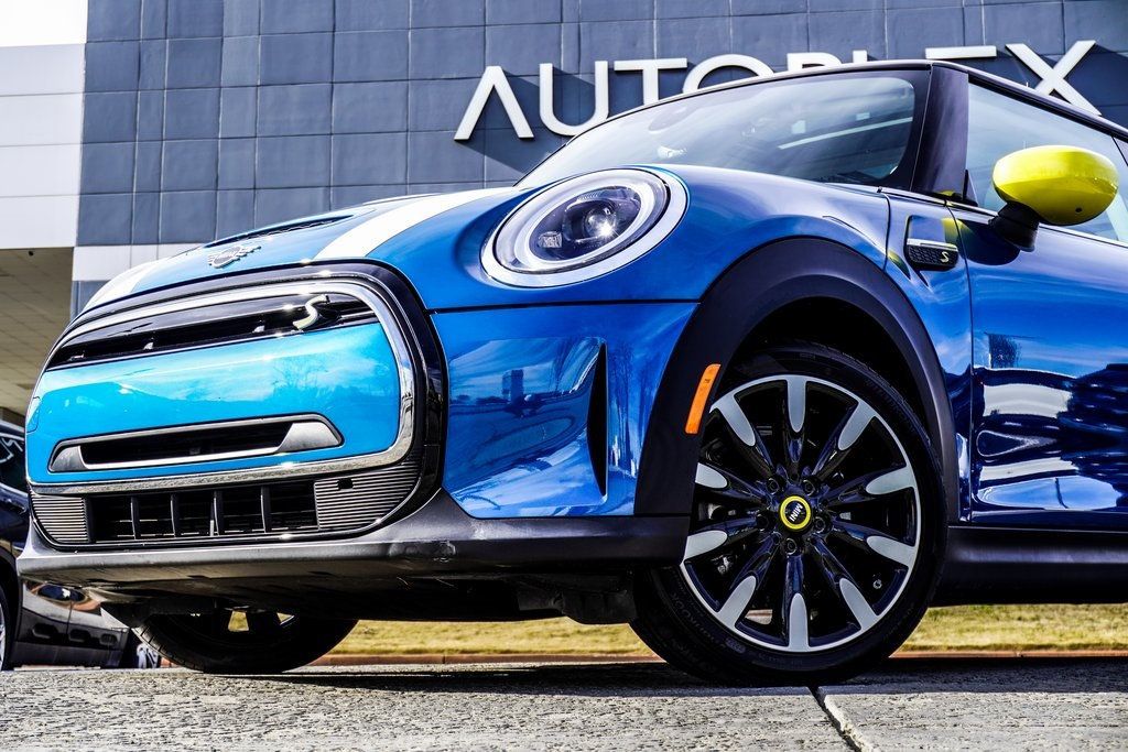 2024 Mini Cooper SE Hardtop 2 Door photo 2