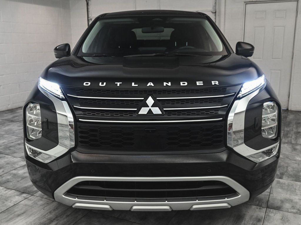 2024 Mitsubishi Outlander SE photo 2