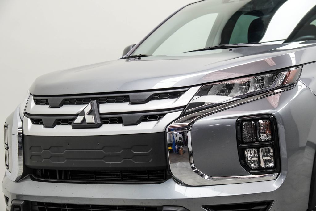 Mitsubishi Outlander Sport photo 2