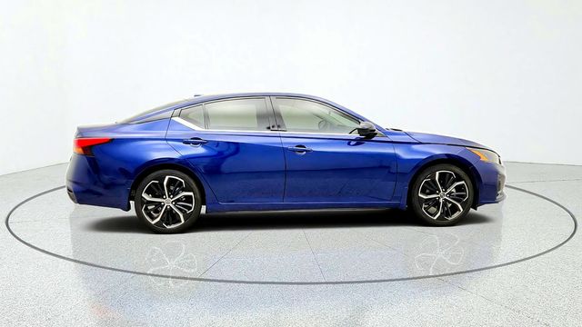 2024 Nissan Altima 2.5 SR Sedan w/ Premium Pkg, Moonroof, Leather & 12.3'' Display - 23091442 - 3