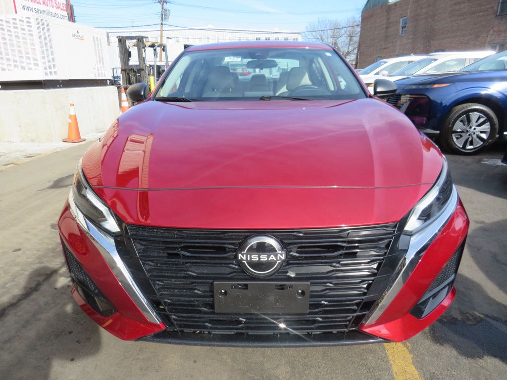 Nissan Altima photo 2