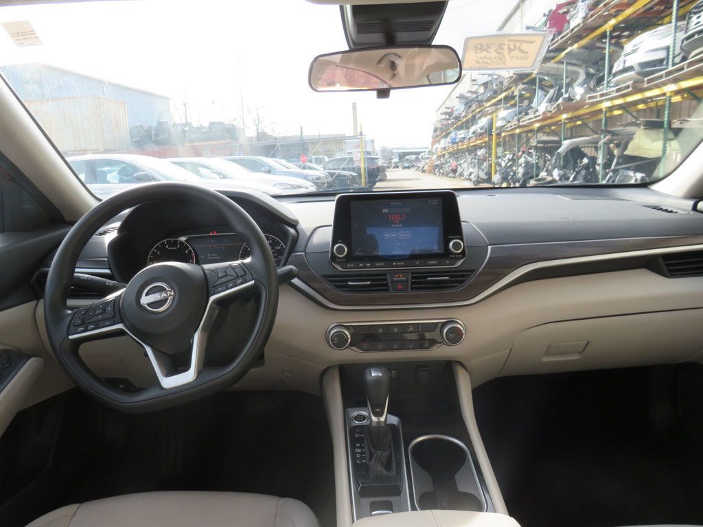 Nissan Altima photo 9