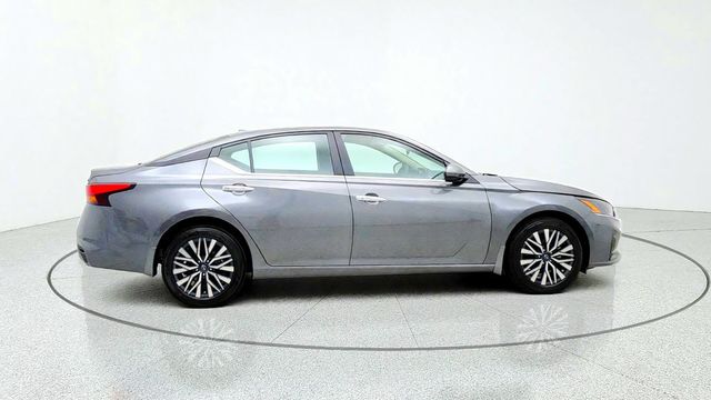 2024 Nissan Altima 2.5 SV AWD Sedan w/ Premium Pkg - 23100920 - 3