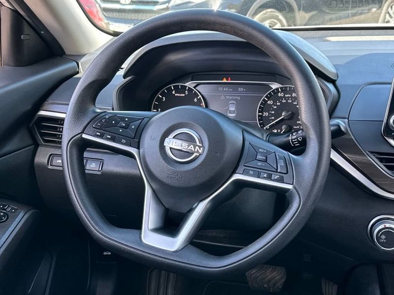 2024 Nissan Altima 2.5 SV Sedan - 22940783 - 17