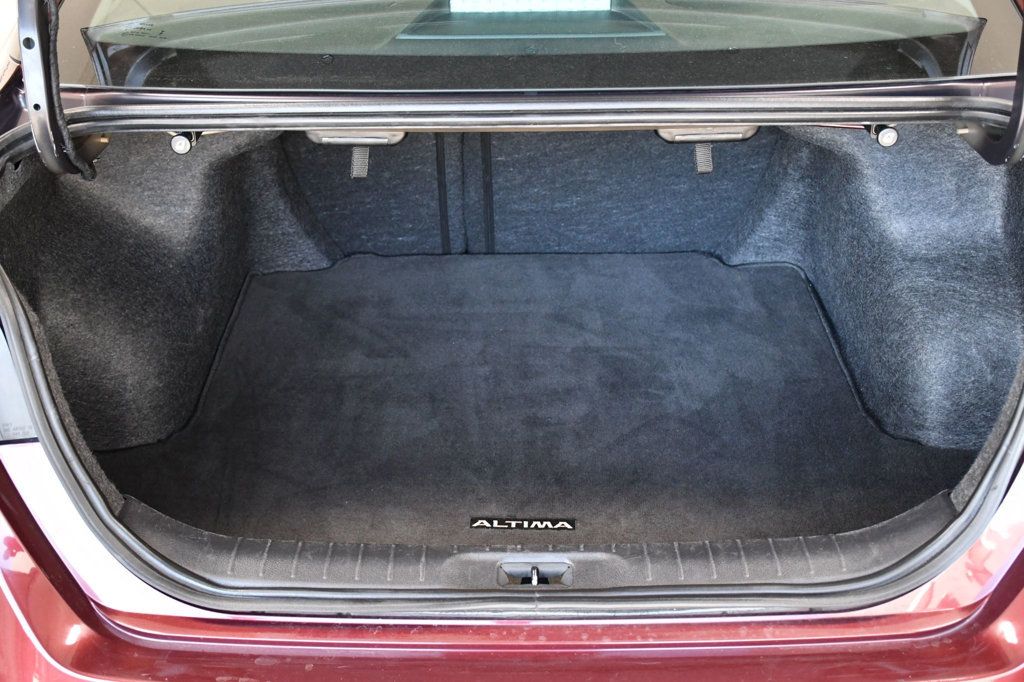 2024 Nissan Altima 2.5 SV Sedan - 22978526 - 12