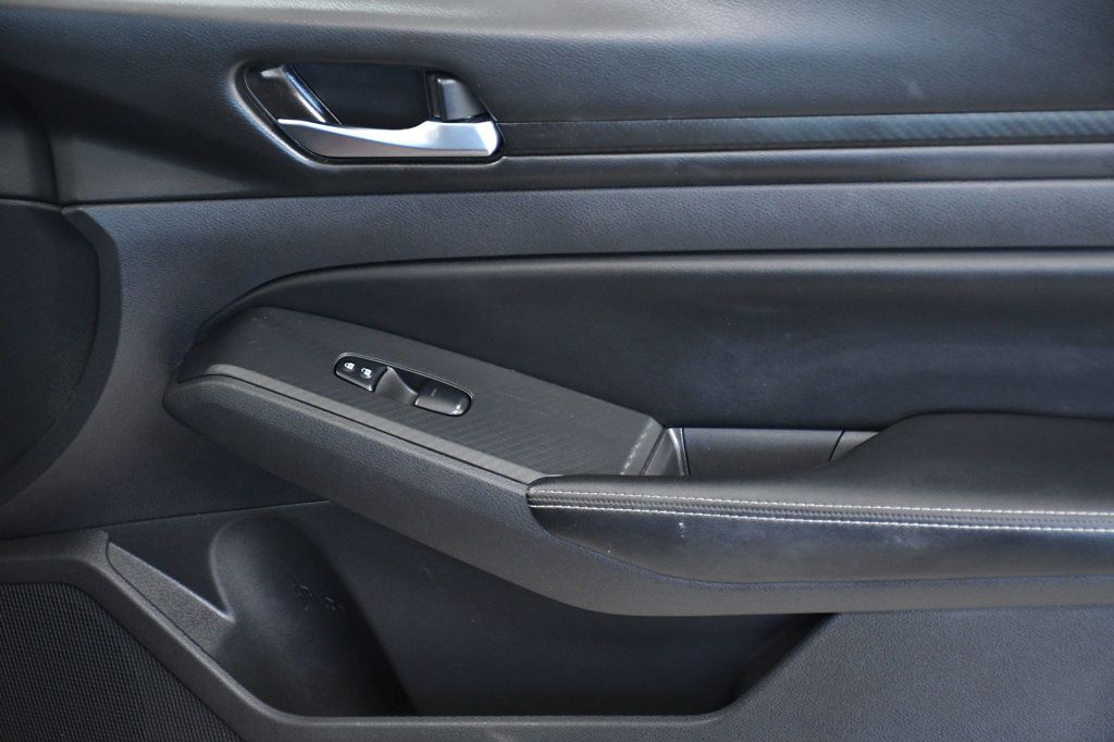 2024 Nissan Altima 2.5 SV Sedan - 22978526 - 17
