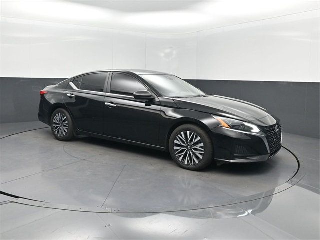 2024 Nissan Altima 2.5 SV Sedan - 22910950 - 32