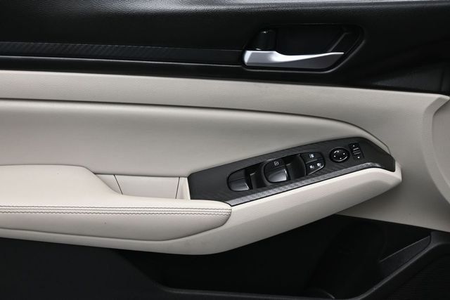 2024 Nissan Altima 2.5 SV Sedan - 23015239 - 11
