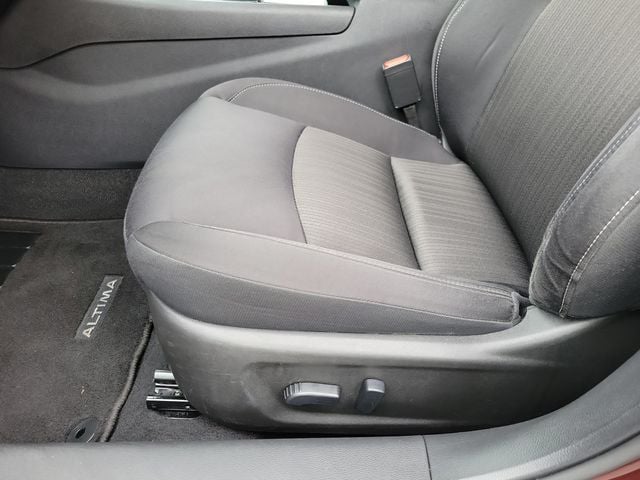 2024 Nissan Altima 2.5 SV Sedan - 22935431 - 4