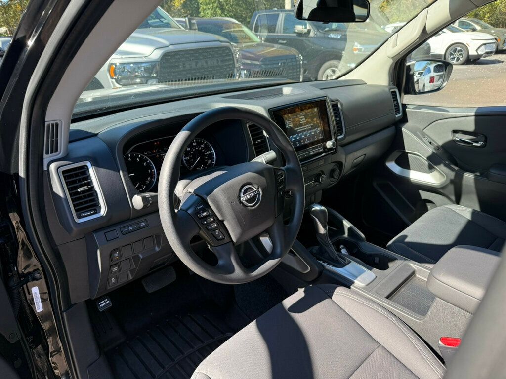 2024 Nissan Frontier Crew Cab SV photo 3