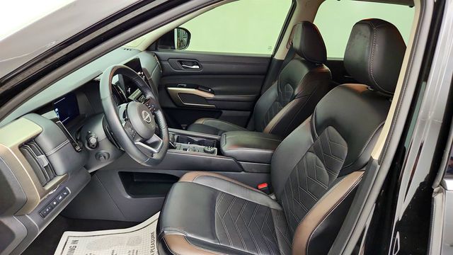 2024 Nissan Pathfinder Platinum 4WD w/ Black Appearance Pkg - 23033750 - 19