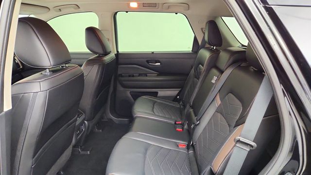 2024 Nissan Pathfinder Platinum 4WD w/ Black Appearance Pkg - 23033750 - 20