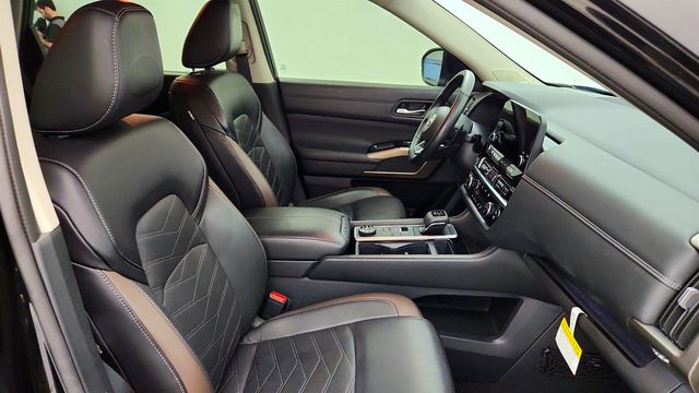 2024 Nissan Pathfinder Platinum 4WD w/ Black Appearance Pkg - 23033750 - 24