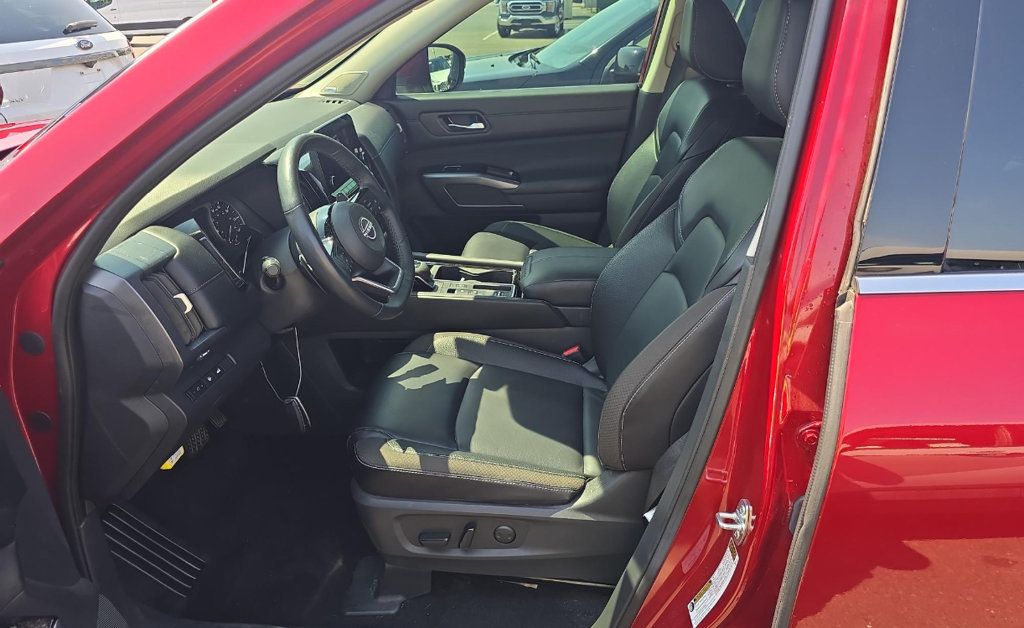 2024 Nissan Pathfinder SL photo 5