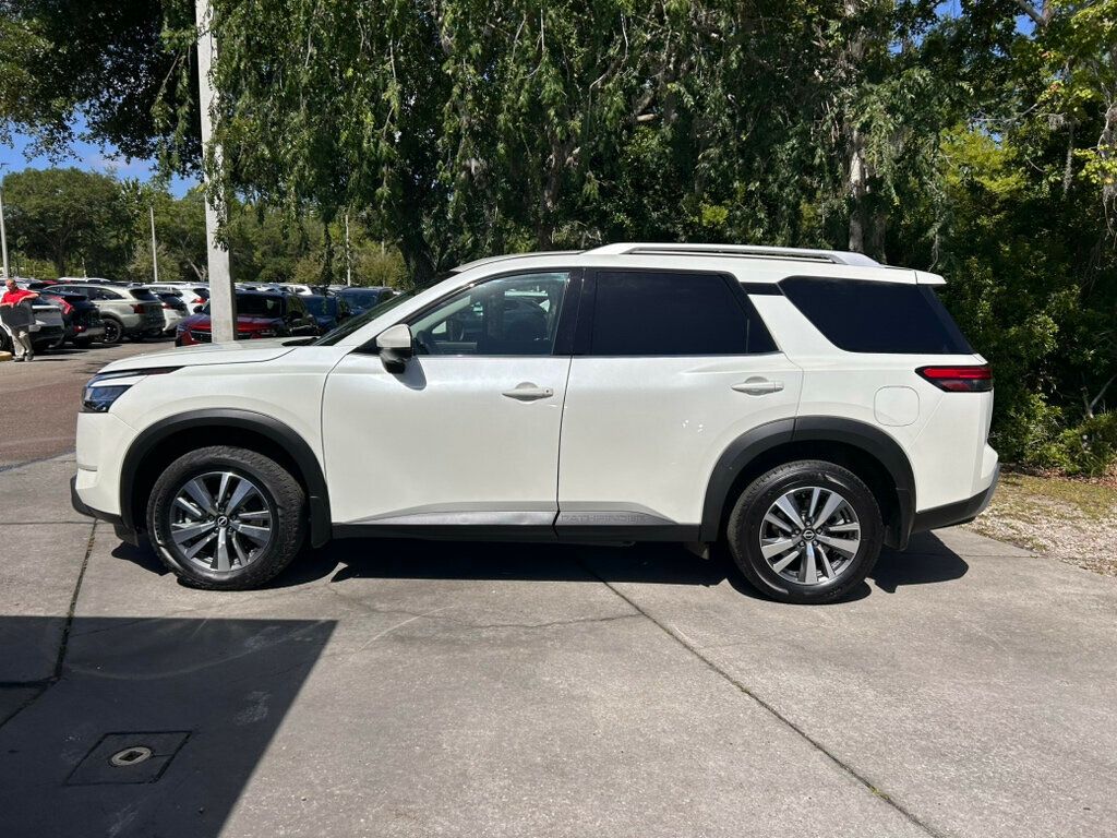 2024 Nissan Pathfinder SL photo 2