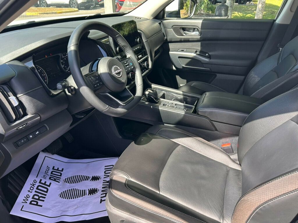 2024 Nissan Pathfinder SL photo 3