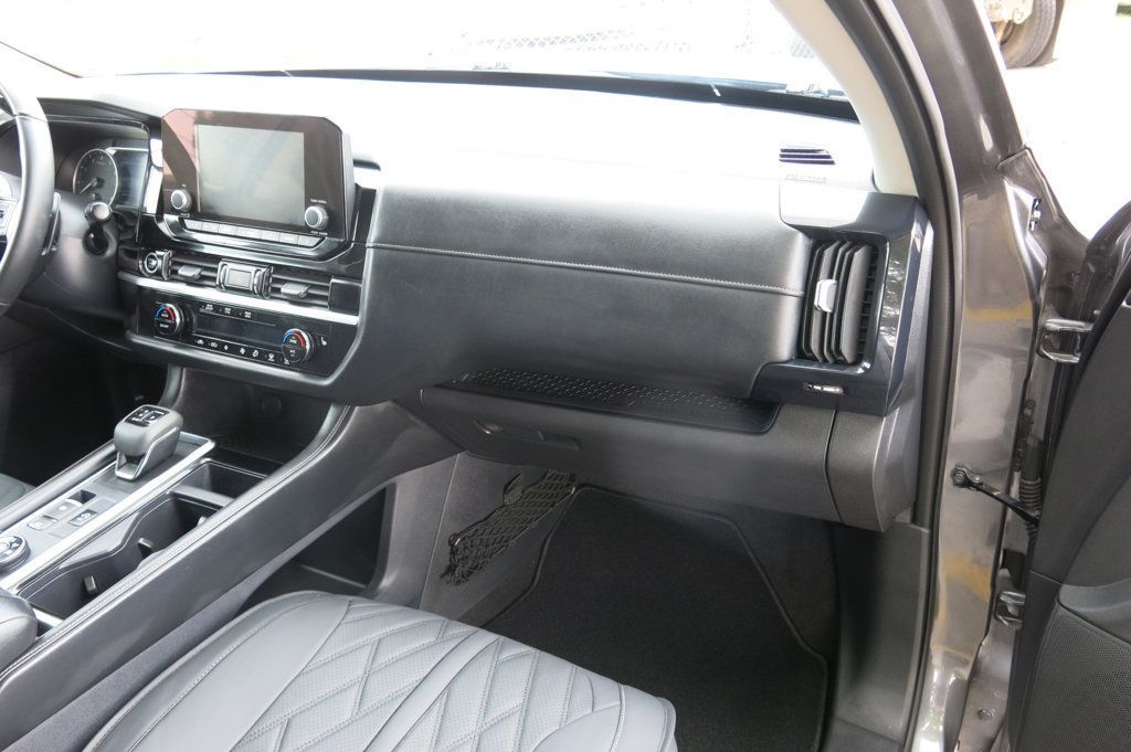 2024 Nissan Pathfinder SV photo 9