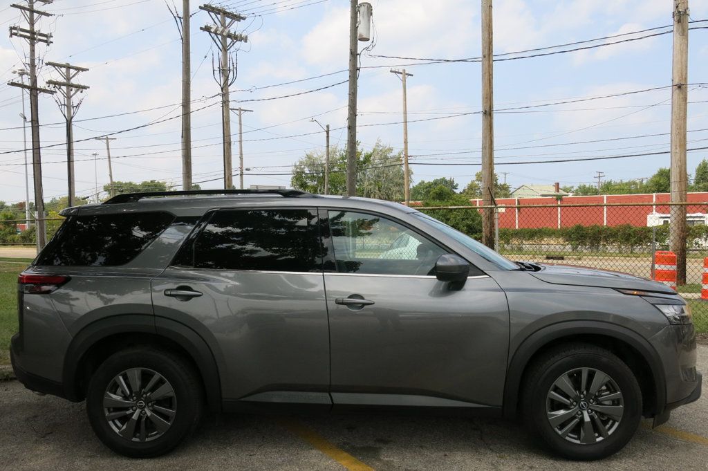 2024 Nissan Pathfinder SV photo 3
