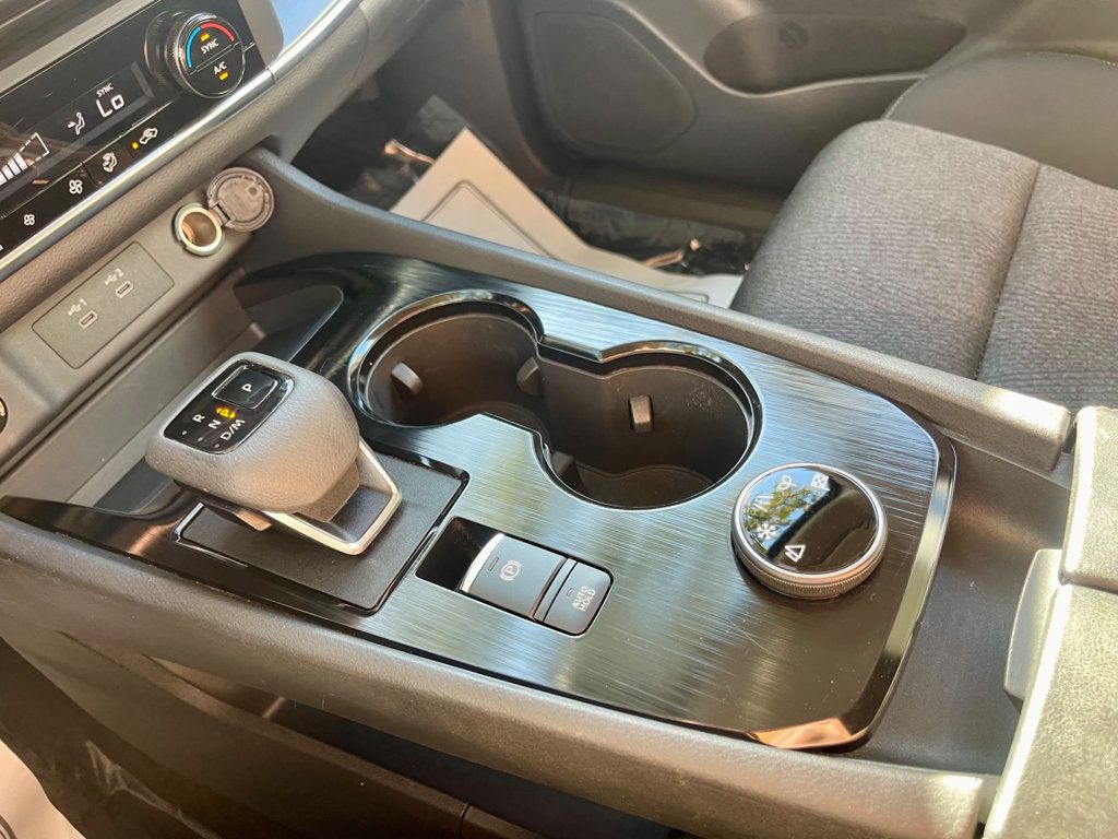 2024 Nissan Rogue SV photo 15