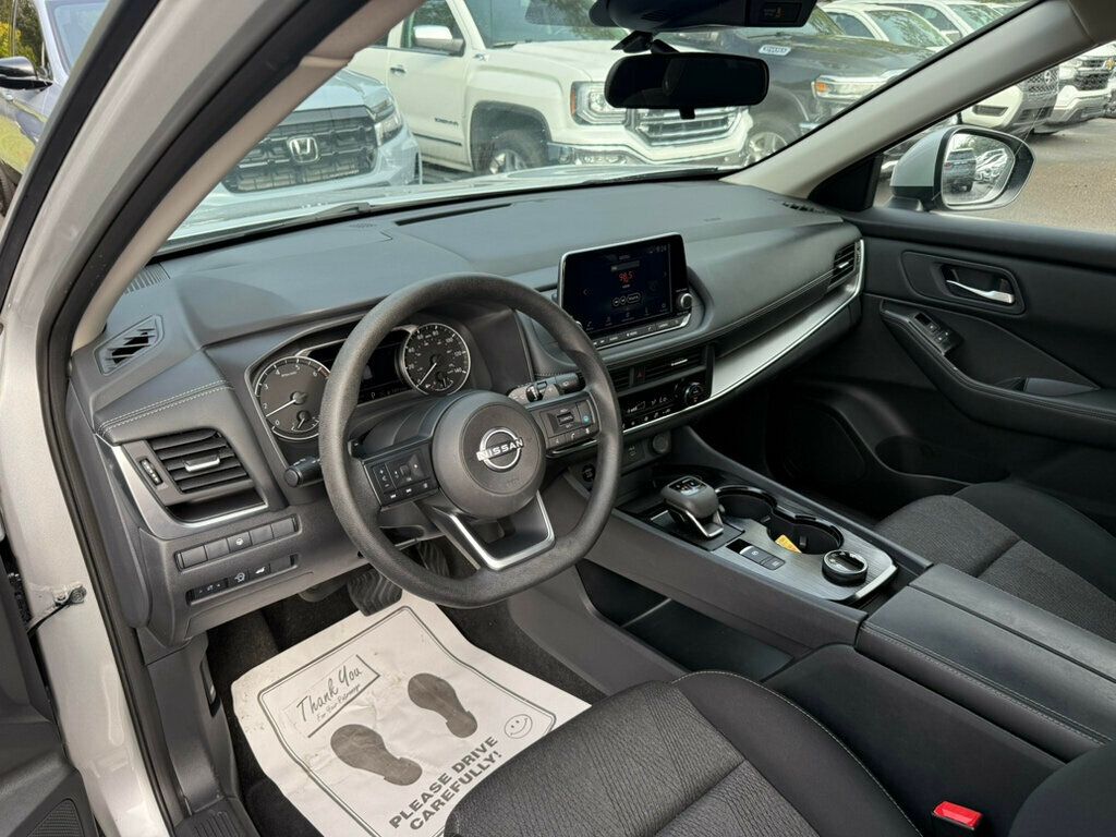2024 Nissan Rogue SV photo 2