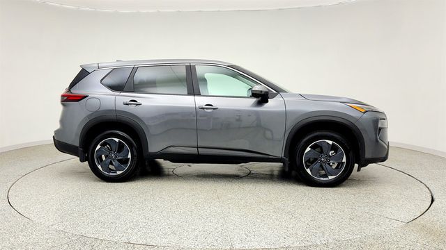 2024 Nissan Rogue FWD SV w/ Frameless Rearview Mirror & Universal Remote - 23036157 - 3
