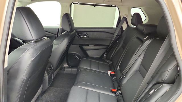 2024 Nissan Rogue SV FWD w/ Premium Pkg, Panoramic Moonroof & Heated Seats - 23088813 - 18