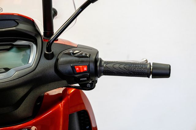 2024 PIAGGIO BV400S 1-OWNER LOW MILES!!! - 23004080 - 11