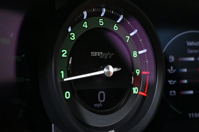 2024 Porsche 911 S/T - 22879216 - 25