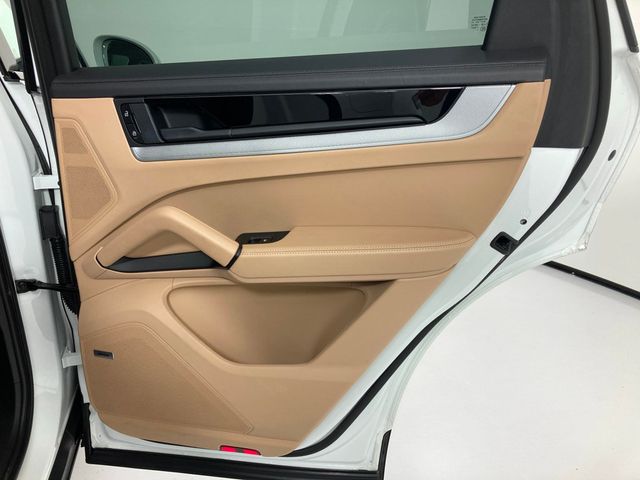 2024 Porsche Cayenne   - 22967073 - 18