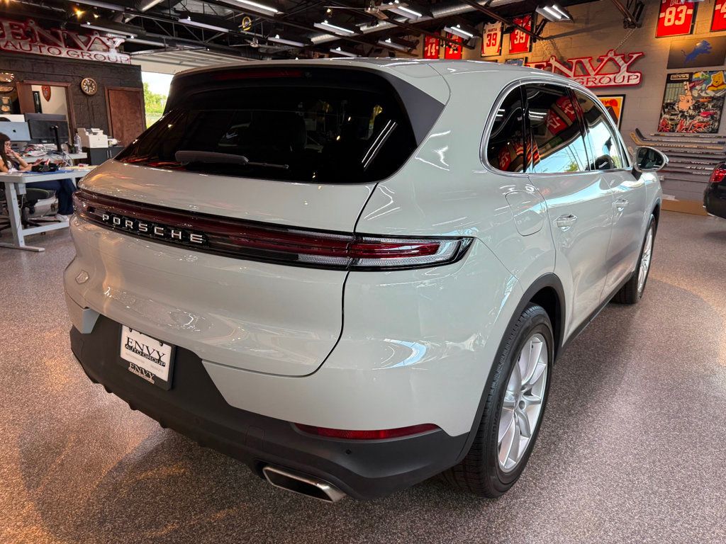 2024 Porsche Cayenne Base photo 10