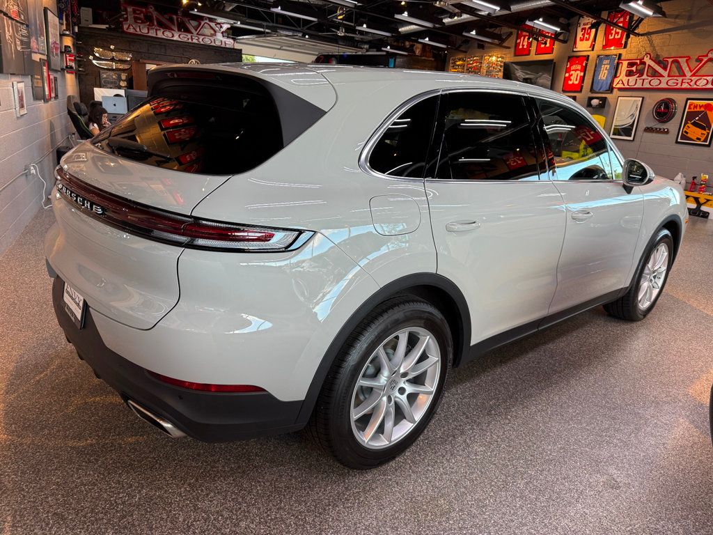2024 Porsche Cayenne Base photo 13