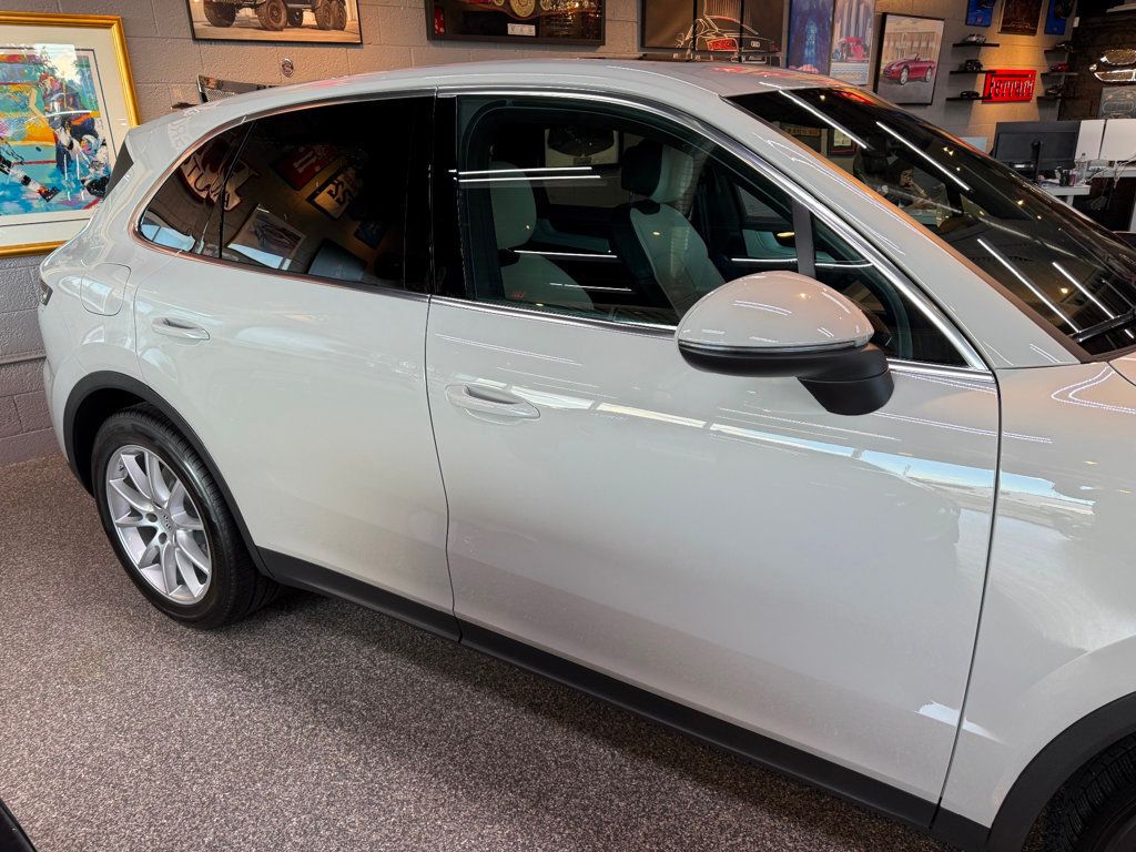 2024 Porsche Cayenne Base photo 16