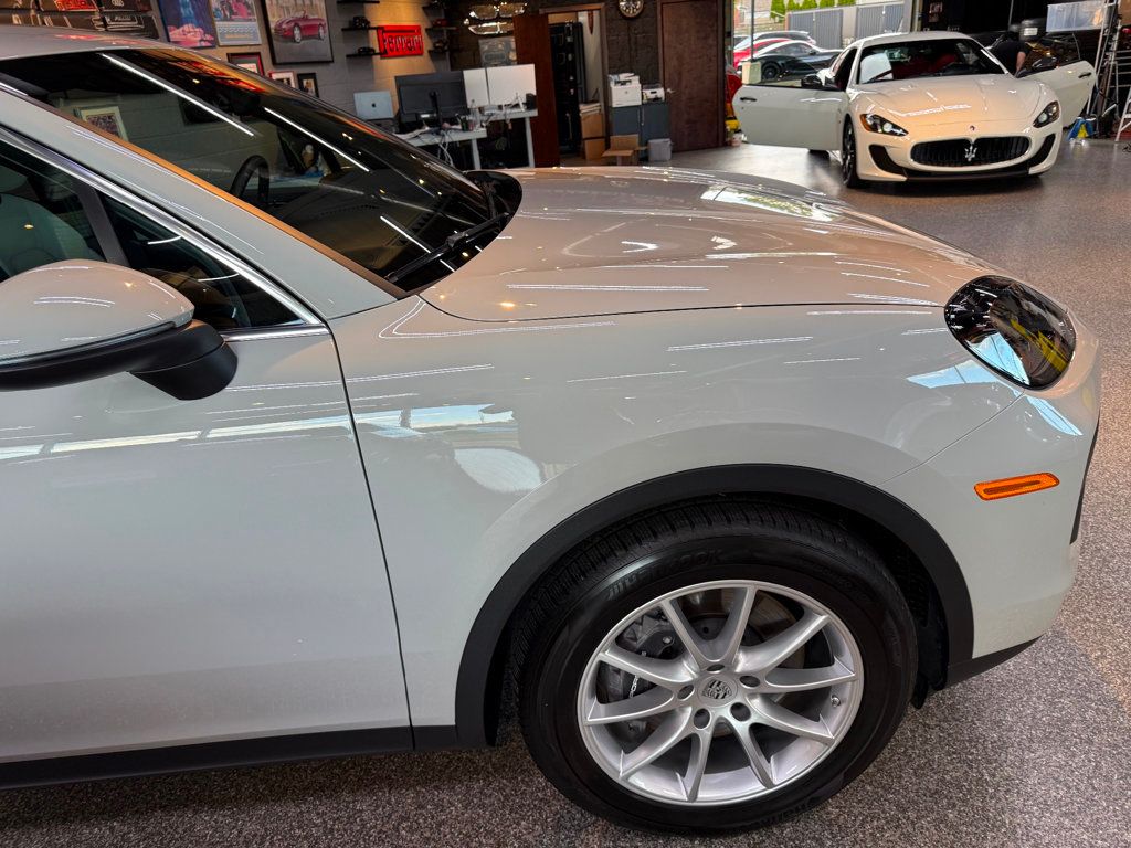 2024 Porsche Cayenne Base photo 17