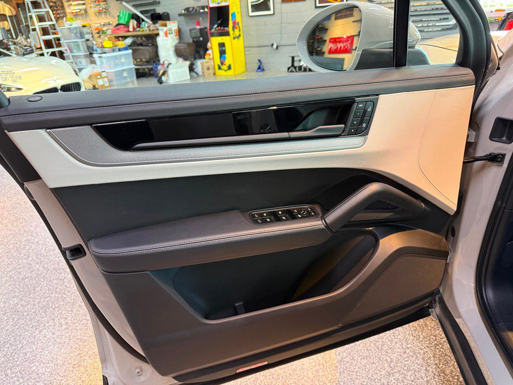 2024 Porsche Cayenne Base photo 26