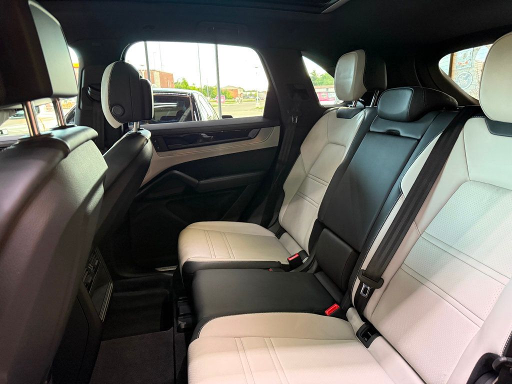 2024 Porsche Cayenne Base photo 30