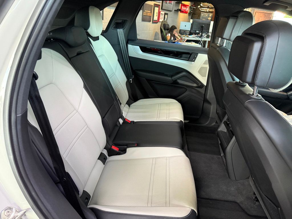 2024 Porsche Cayenne Base photo 39