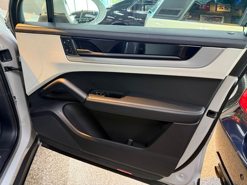 2024 Porsche Cayenne Base photo 42