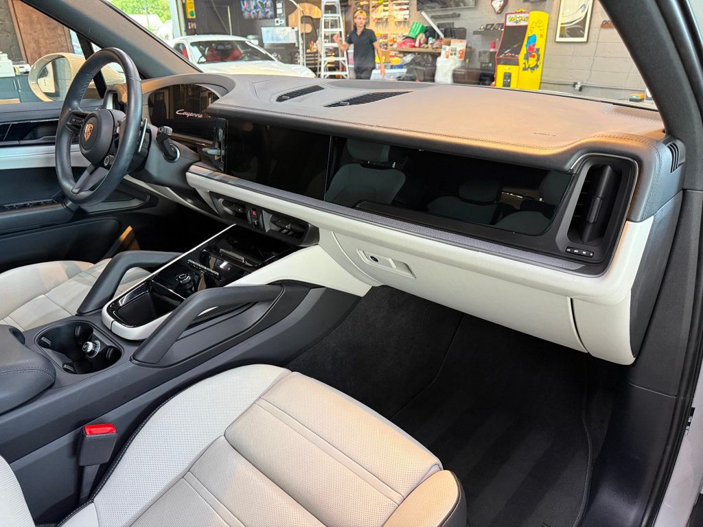 2024 Porsche Cayenne Base photo 43